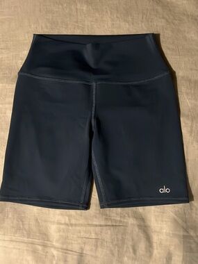 Alo yoga high rise biker shorts 7”